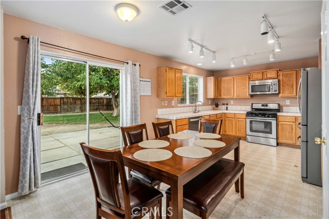 Detail Gallery Image 10 of 40 For 3039 Holline Ct, Lancaster,  CA 93535 - 4 Beds | 2/1 Baths