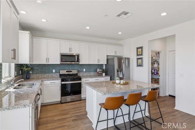 Detail Gallery Image 16 of 69 For 27214 Felsic Dr, Menifee,  CA 92585 - 5 Beds | 2/1 Baths