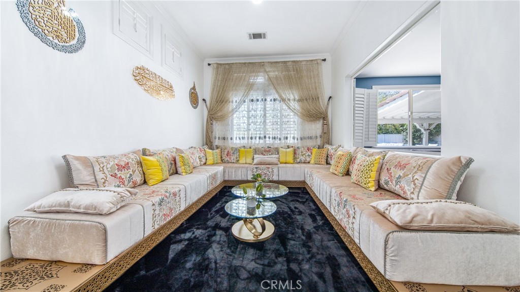 https://media.crmls.org/medias/645819cc-2997-4be5-9143-ca3c8130106e.jpg?preset=X-Large