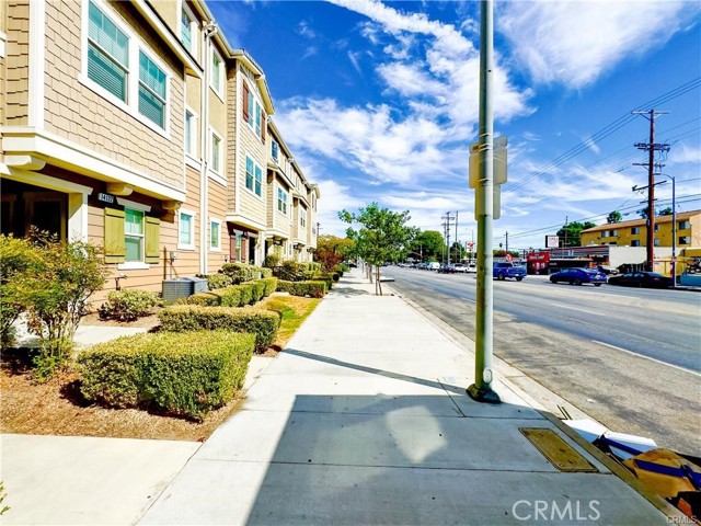 Detail Gallery Image 2 of 16 For 14124 W Pine Ln, Van Nuys,  CA 91405 - 3 Beds | 3 Baths