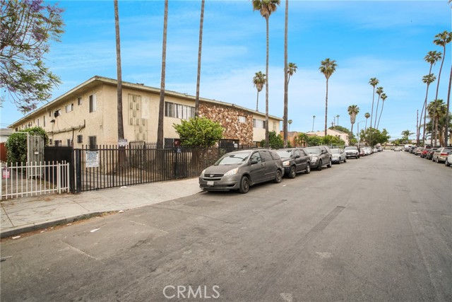 601 W 82nd Street, Los Angeles CA: https://media.crmls.org/medias/645e7496-d446-4174-aa47-fbcbd1c32fb3.jpg