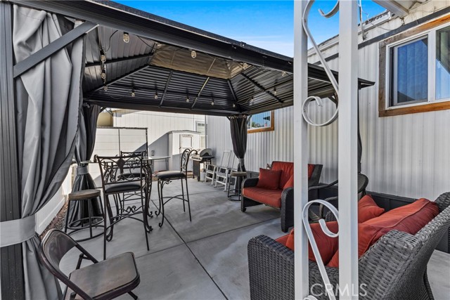 4000 Pierce Street, Riverside CA: https://media.crmls.org/medias/645fee0e-9c5b-412a-9b11-9586c41c821a.jpg