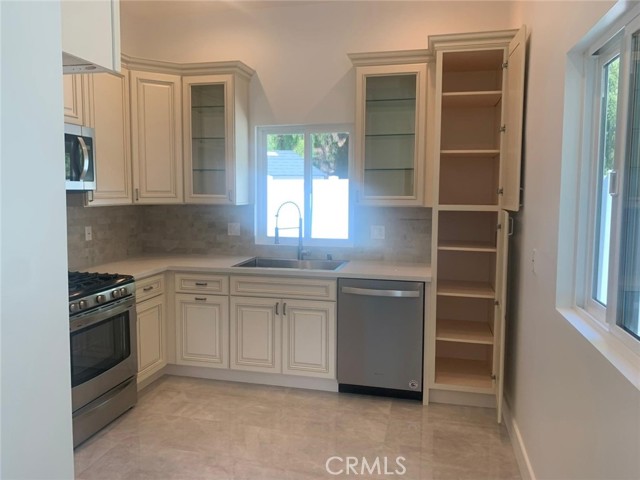 Detail Gallery Image 4 of 17 For 16507 San Fernando Mission Bld, Granada Hills,  CA 91344 - 2 Beds | 2/1 Baths