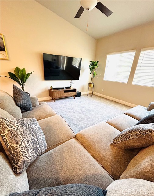 Detail Gallery Image 4 of 15 For 6140 E Laurel, Fresno,  CA 93727 - 2 Beds | 2 Baths