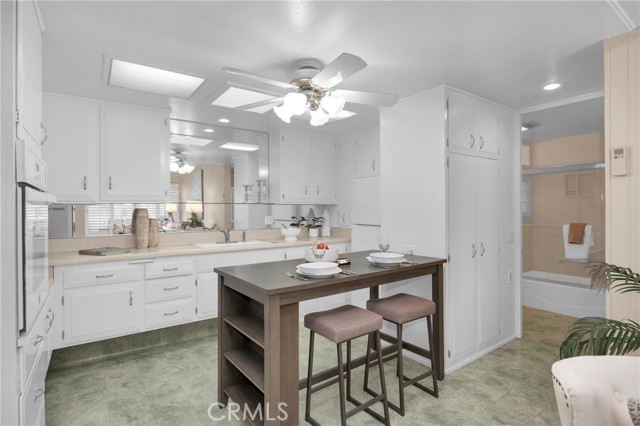 Detail Gallery Image 12 of 32 For 1491 Golden Rain Rd 91j,  Seal Beach,  CA 90740 - 2 Beds | 2 Baths