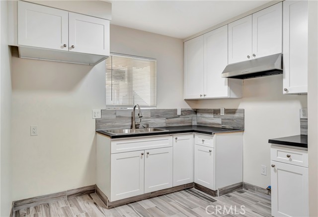 Detail Gallery Image 1 of 15 For 14233 1/2 Sylvan St, Van Nuys,  CA 91401 - 2 Beds | 2 Baths