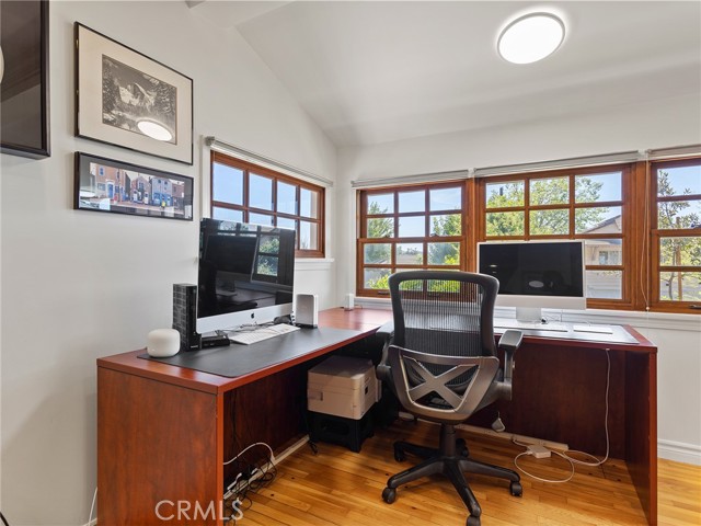 Detail Gallery Image 11 of 72 For 1012 N Sunset Canyon Dr, Burbank,  CA 91504 - 3 Beds | 2 Baths