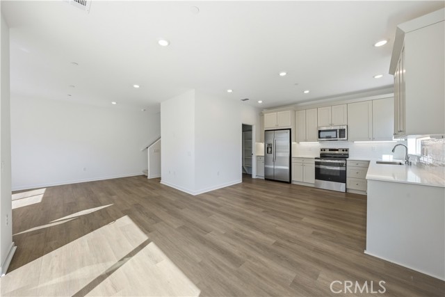 Detail Gallery Image 10 of 31 For 9427 N Sepulveda Blvd. #5,  North Hills,  CA 91343 - 3 Beds | 2/1 Baths