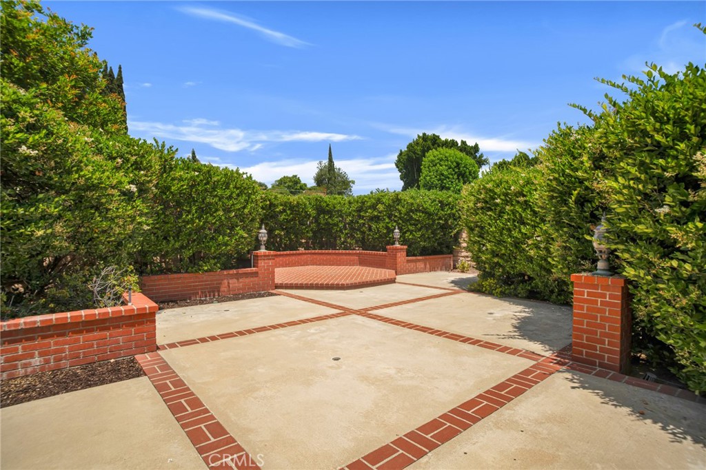 https://media.crmls.org/medias/646bf1b6-aa59-4b0a-9524-13ad05c9d218.jpg?preset=X-Large