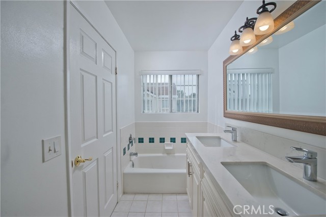 Detail Gallery Image 15 of 35 For 21023 1/2 Gault St #7,  Canoga Park,  CA 91303 - 3 Beds | 2/1 Baths