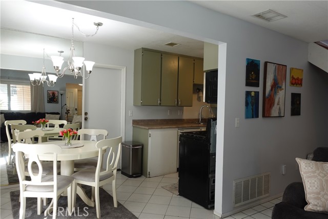 Detail Gallery Image 4 of 11 For 1307 via Santiago #B,  Corona,  CA 92882 - 2 Beds | 1/1 Baths