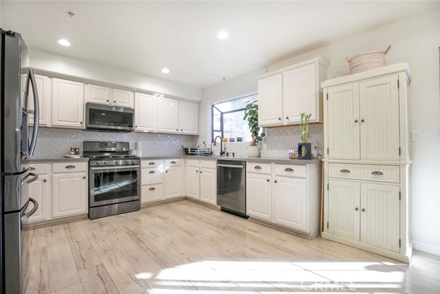 10894 Olinda Street, Sun Valley CA: https://media.crmls.org/medias/64726289-dd0b-4835-9262-708180936d2b.jpg