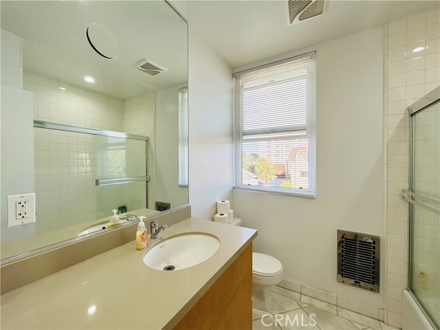 Detail Gallery Image 12 of 18 For 1114 6th St #11,  Santa Monica,  CA 90403 - 2 Beds | 2 Baths
