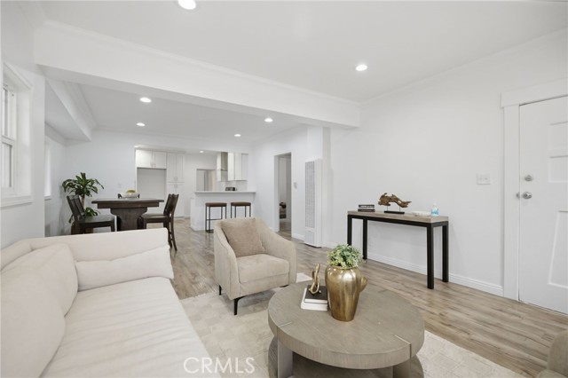 Detail Gallery Image 7 of 44 For 1345 W 51st Pl, Los Angeles,  CA 90037 - 6 Beds | 3 Baths