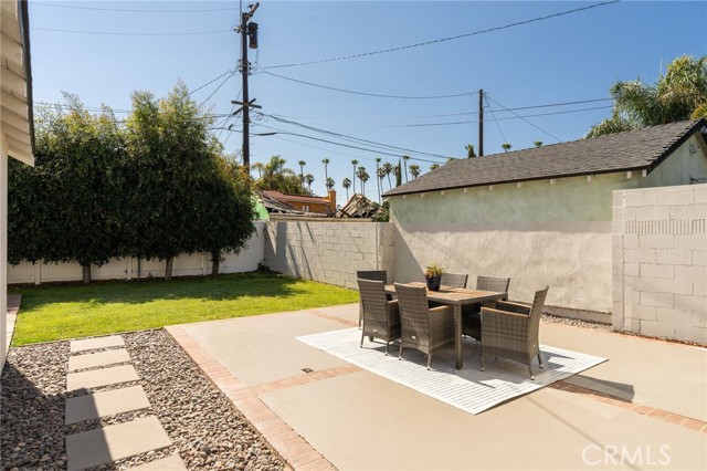 433 N Osage Avenue, Inglewood CA: https://media.crmls.org/medias/6473bbe2-c14f-400e-b703-5fa73cf5c7a8.jpg