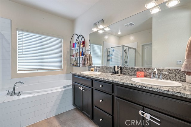 Detail Gallery Image 15 of 27 For 6883 E Robinson, Fresno,  CA 93727 - 4 Beds | 3 Baths