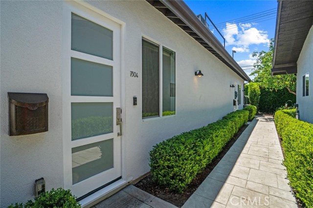 7304 Woodley Ave, Van Nuys CA: https://media.crmls.org/medias/64758a94-16a1-4157-8272-8f1ff17093cc.jpg
