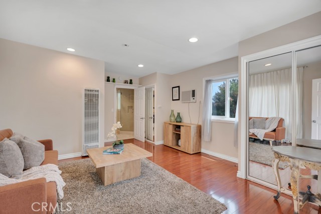 Detail Gallery Image 27 of 29 For 19419 Oxnard St, Tarzana,  CA 91356 - 4 Beds | 4 Baths