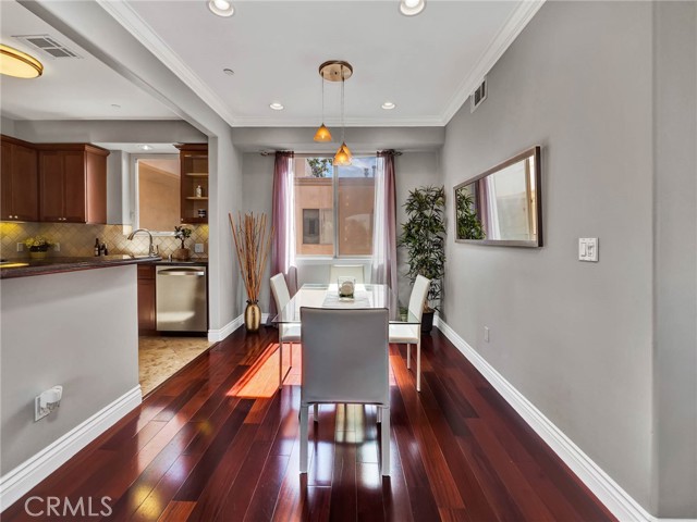 Detail Gallery Image 9 of 21 For 11280 La Maida #401,  North Hollywood,  CA 91601 - 3 Beds | 2/1 Baths