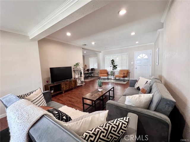 Detail Gallery Image 11 of 30 For 6944 Aura Ave, Reseda,  CA 91335 - 3 Beds | 2 Baths