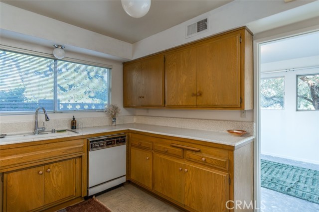 15929 Sunburst Street, North Hills CA: https://media.crmls.org/medias/647d7b17-8ff1-4b61-8aed-f4b41fb9afba.jpg