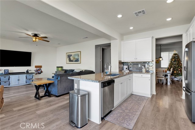 Detail Gallery Image 12 of 53 For 12672 Wycliff, Victorville,  CA 92392 - 4 Beds | 3 Baths