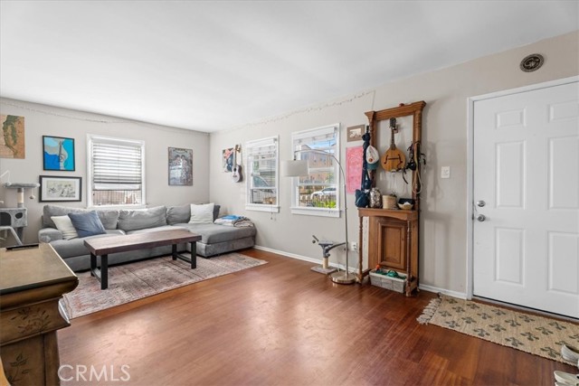1906 Plant Avenue, Redondo Beach CA: https://media.crmls.org/medias/647eefb5-a3b6-4eeb-84f6-6a14564f3cd0.jpg