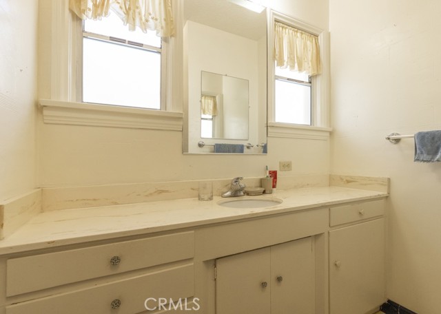 132 St Joseph Avenue, Long Beach CA: https://media.crmls.org/medias/647fa368-b3ac-4589-83d6-9230900a65ac.jpg