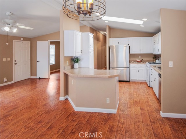KITCHEN / BAR COUNTER