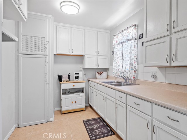 1040 Flora Street, Barstow CA: https://media.crmls.org/medias/6481d127-8377-4aa9-a090-2a06097357f2.jpg