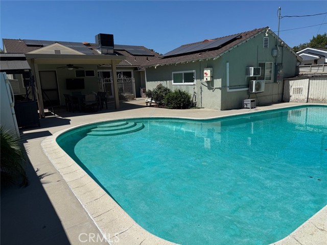 7232 Katherine Avenue, Van Nuys CA: https://media.crmls.org/medias/6484814c-7a8b-4cf0-a449-c4bebe3e4672.jpg