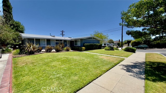 Detail Gallery Image 5 of 31 For 8742 Quakertown Ave, Northridge,  CA 91324 - 4 Beds | 2 Baths