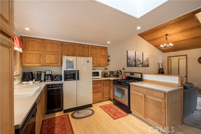 Detail Gallery Image 13 of 33 For 42324 Paramount, Big Bear Lake,  CA 92315 - 3 Beds | 2 Baths
