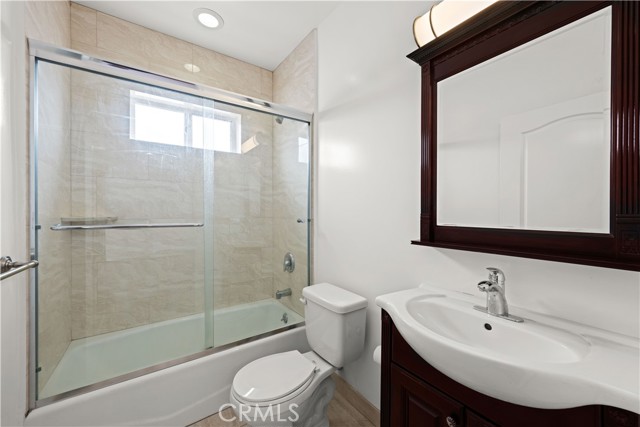 5633 Carlton Way, Hollywood CA: https://media.crmls.org/medias/648c11c7-cbab-4609-bbbf-7e26e88ca523.jpg