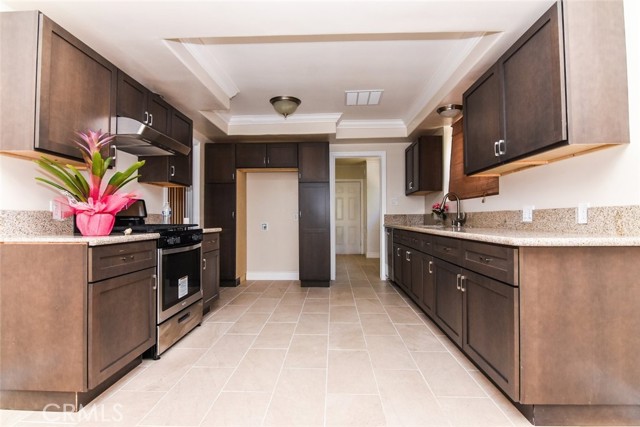 Detail Gallery Image 4 of 22 For 6906 Mclennan Ave, Lake Balboa,  CA 91406 - 3 Beds | 3 Baths