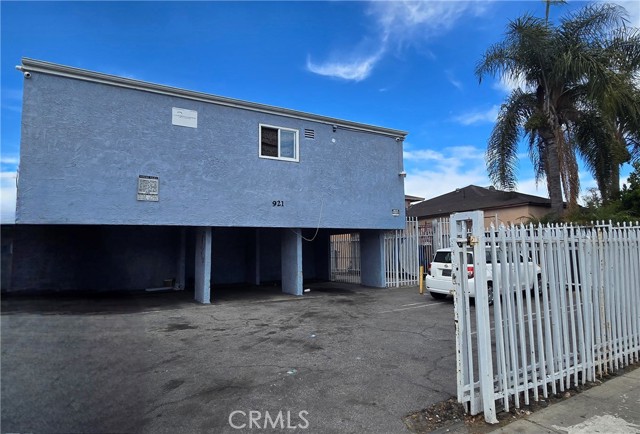 921 W 82nd St, Los Angeles CA: https://media.crmls.org/medias/648eb5f9-73dd-4b1a-b309-3a3b92b37d62.jpg