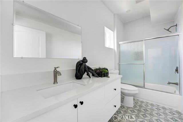 Detail Gallery Image 12 of 16 For 11950 Vanowen Ave, North Hollywood,  CA 91605 - 4 Beds | 3/1 Baths