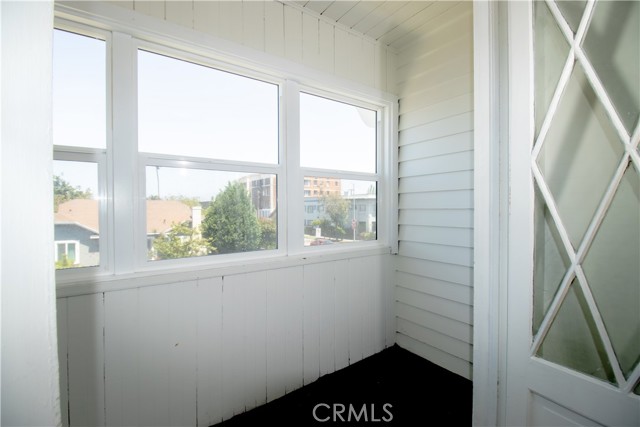 2101 Arlington Avenue, Los Angeles CA: https://media.crmls.org/medias/64900fba-1c77-43df-bae2-4bc61c846921.jpg