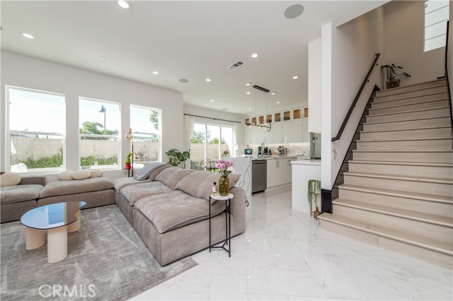 Detail Gallery Image 6 of 39 For 131 Reyes Alley, Lake Forest,  CA 92630 - 5 Beds | 4 Baths