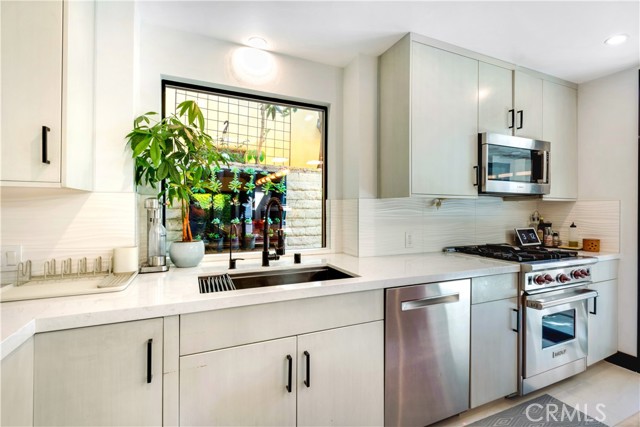 203 Via Ravenna, Newport Beach CA: https://media.crmls.org/medias/6491f7ea-5423-48fa-bcc9-a9753f826088.jpg