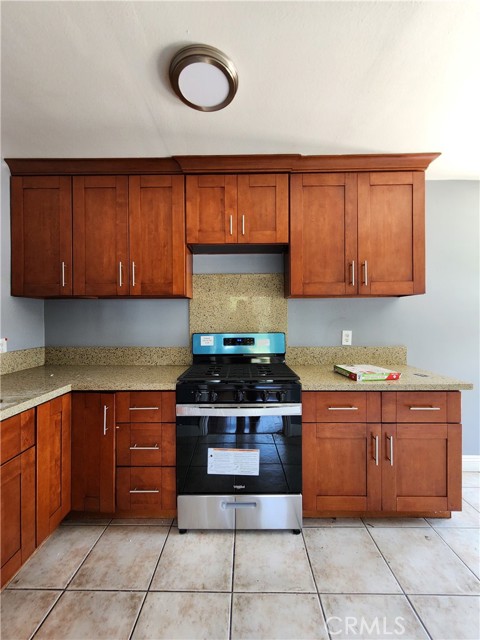 Detail Gallery Image 6 of 10 For 529 S Flower, Santa Ana,  CA 92703 - 3 Beds | 3 Baths