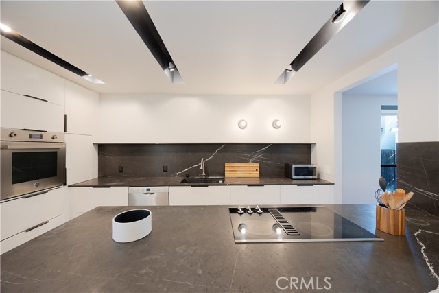 Detail Gallery Image 15 of 30 For 11049 Blix St, Toluca Lake,  CA 91602 - 3 Beds | 2 Baths