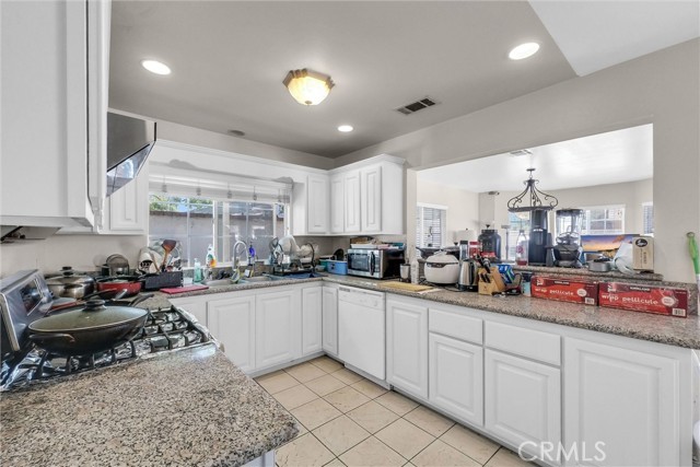 Detail Gallery Image 9 of 26 For 1451 W 10th St, Pomona,  CA 91766 - 4 Beds | 3 Baths