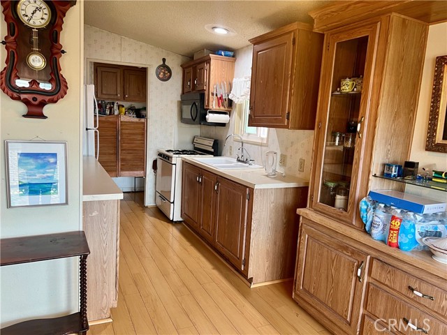 Detail Gallery Image 4 of 23 For 21001 Plummer St #34,  Chatsworth,  CA 91311 - 2 Beds | 2 Baths