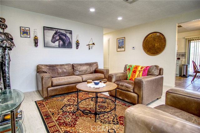 6367 Split Rock Avenue, 29 Palms CA: https://media.crmls.org/medias/649bdcdb-7f7e-4540-8139-42ee9054368f.jpg