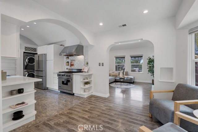 Detail Gallery Image 5 of 29 For 19419 Oxnard St, Tarzana,  CA 91356 - 4 Beds | 4 Baths