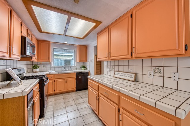 Detail Gallery Image 2 of 28 For 14925 Eastwood Ave, Lawndale,  CA 90260 - 3 Beds | 2/1 Baths