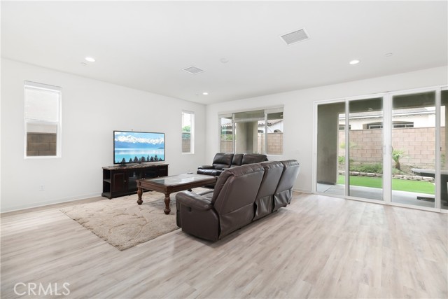 Detail Gallery Image 7 of 38 For 2941 E Travertine St, Ontario,  CA 91762 - 5 Beds | 4 Baths