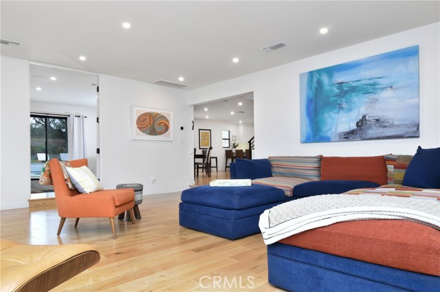 4751 Del Moreno Drive, Woodland Hills CA: https://media.crmls.org/medias/64a6495d-80e2-436c-9aa7-d62eed28fd4b.jpg
