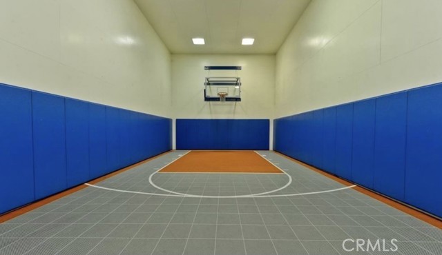 21500 Burbank Boulevard, Woodland Hills CA: https://media.crmls.org/medias/64a6f9a7-492c-4bf9-a6d1-ab9b3763bbcf.jpg